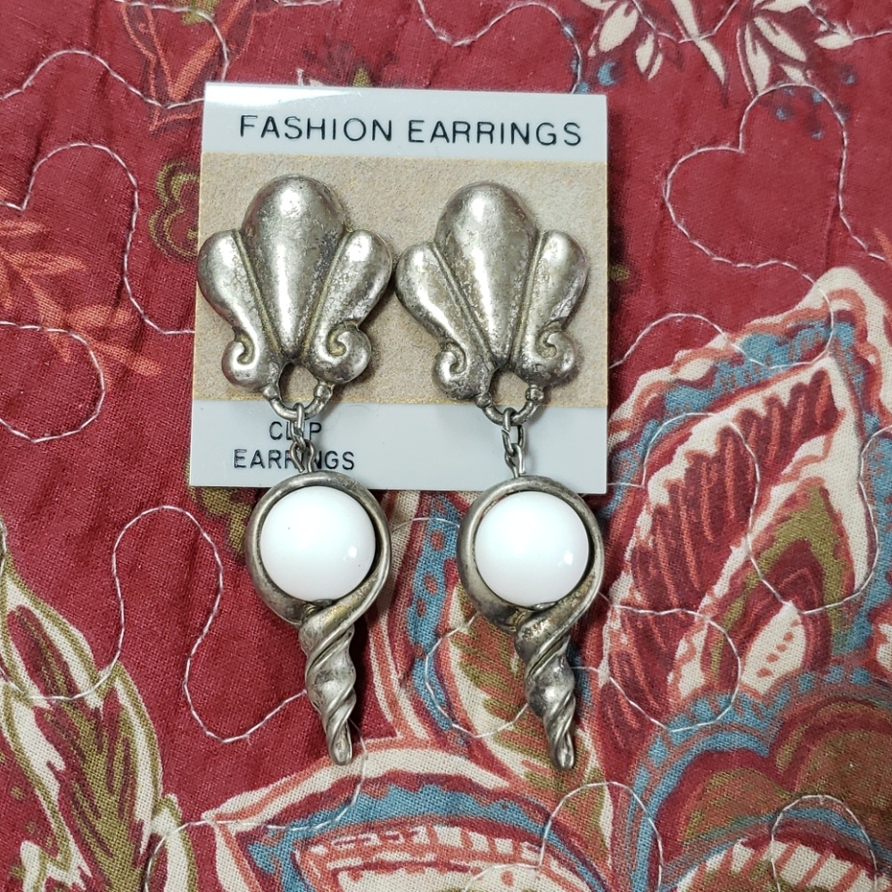 EUC- Vintage 1990’s Pewter Tone Clip Earring